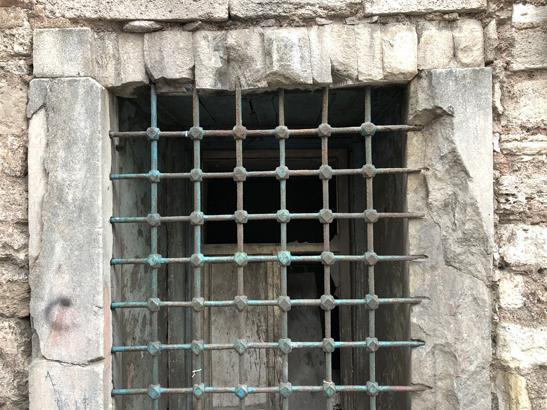 Dedektif gibi izini sürdü, tesadüfen buldu: Sandıktan servet çıktı