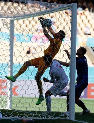 KORNERE ÇELMEK İSTEDİ