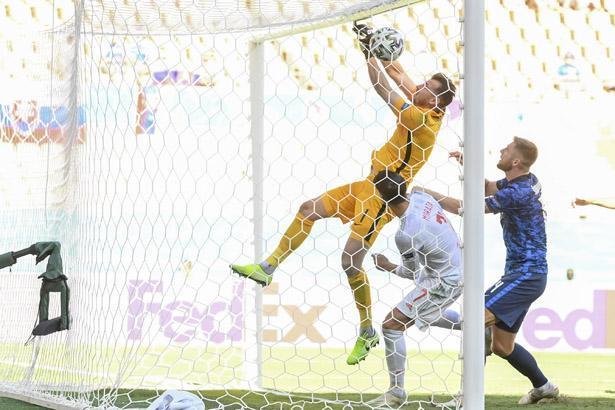 KENDİ KALESİNE BİR GOL DAHA