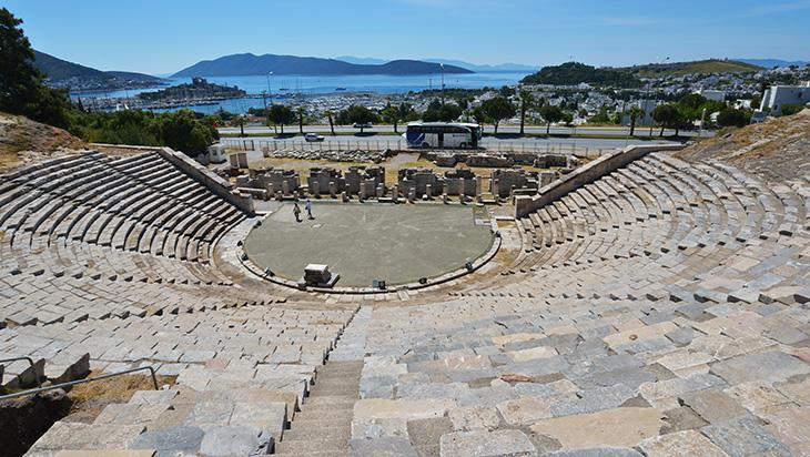 Binlerce kişilik tiyatro Binlerce kişilik tiyatro