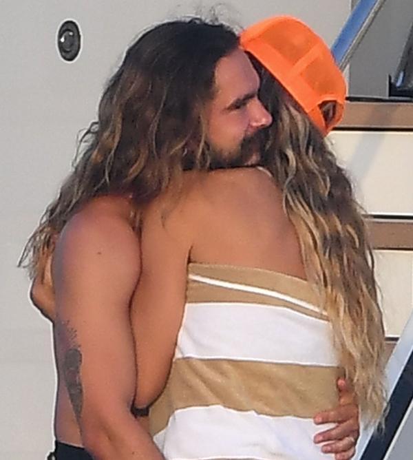 ÜÇ KEZ EVLENDİ ÜÇ KEZ EVLENDİ