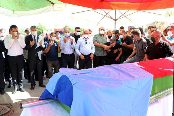 TABUTUNA BAYRAK VE MEZUNİYET CÜBBESİ KOYULDU