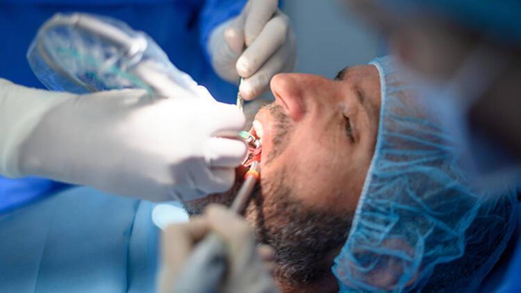 Diş implantları ile gerçek diş arasında bir fark var mı