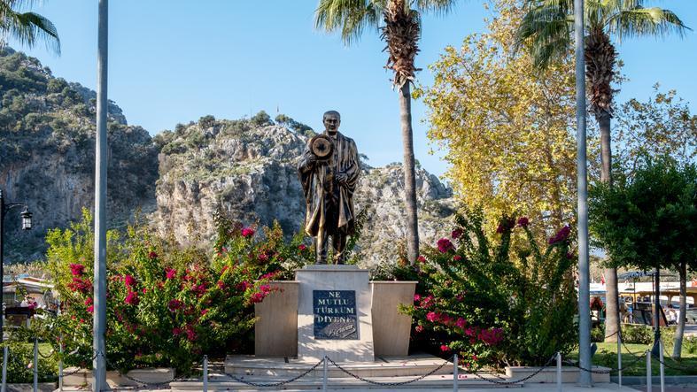 Atatürk Şiirleri 2026: Mustafa Kemal Atatürk ile İlgili En Güzel Kısa, Uzun, Anlamlı 10 Kasım Şiirleri