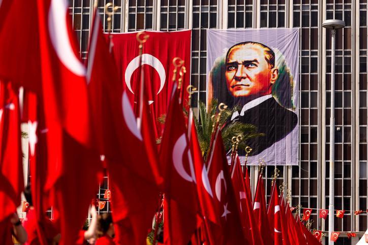 Atatürk Şiirleri 2026: Mustafa Kemal Atatürk ile İlgili En Güzel Kısa, Uzun, Anlamlı 10 Kasım Şiirleri