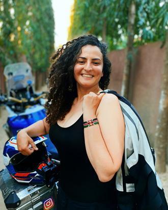 Ülke içindeki hafta sonu seyahatlerine bile bazı insanlar valiz dolusu kıyafetle gidiyor. Bu iş biraz da minimal olmayı gerektiriyor gibi. Siz kıyafet seçiminizi ve taşıma düzeninizi nasıl yapıyorsunuz