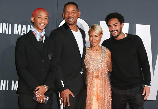 İKİ EVLİLİĞİNDEN ÜÇ ÇOCUĞU VAR