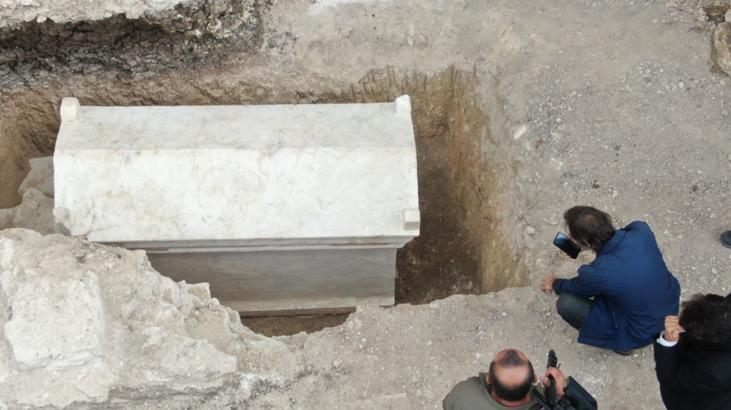 Zeytinburnu’ndaki kazı çalışmalarında ‘sandık tipi mezar’ ve ‘lahit mezar’ bulundu