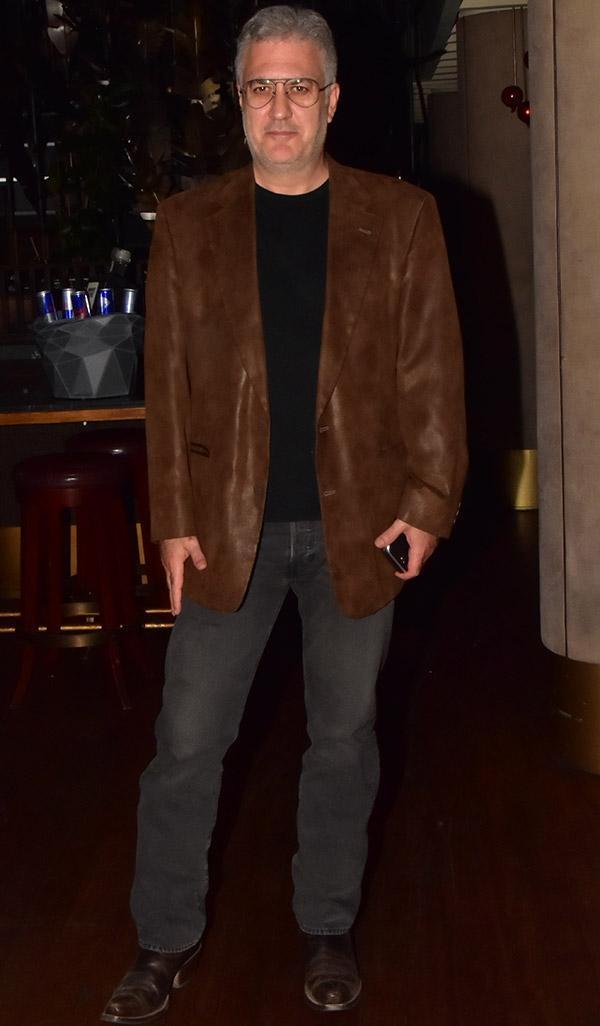 Havuz kenarında bile çizmelerle yürüyormuş