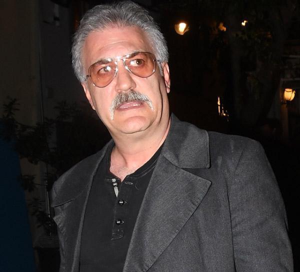 Havuz kenarında bile çizmelerle yürüyormuş