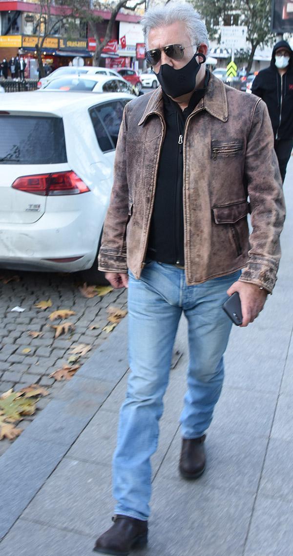 İKİ YER DIŞINDA AYAKKABILARINI HİÇ ÇIKARMIYOR