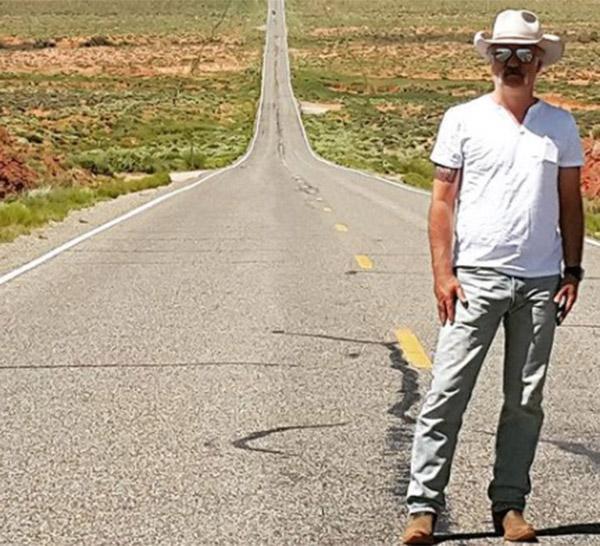 Havuz kenarında bile çizmelerle yürüyormuş