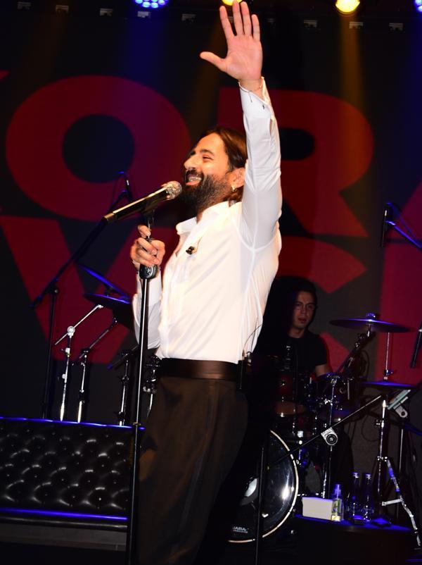 RENKLİ KIYAFETLERLE SAHNE ALDI