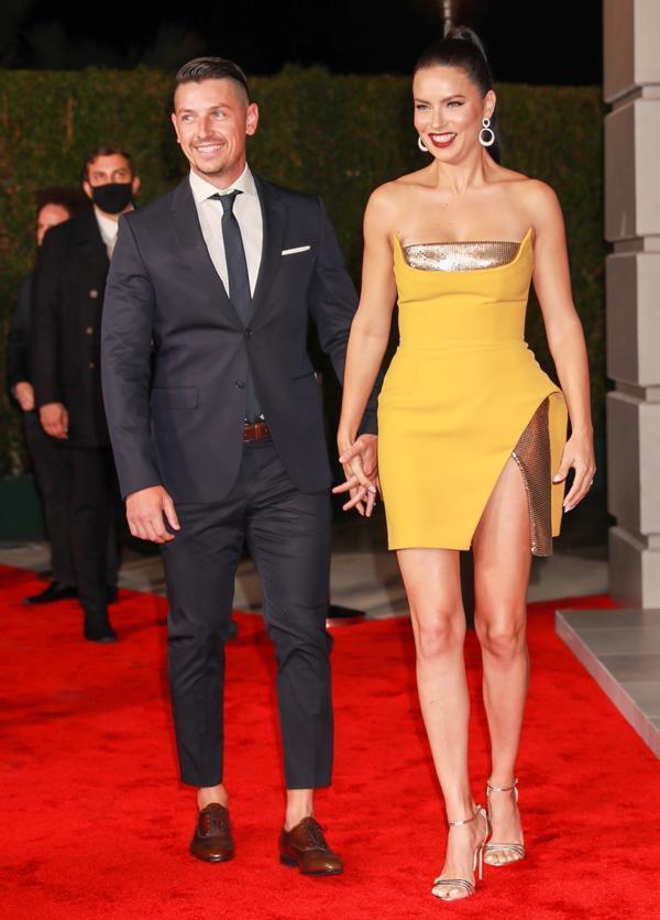 Adriana Lima yeni sevgilisiyle galada boy gösterdi Adriana Lima yeni sevgilisiyle galada boy gösterdi