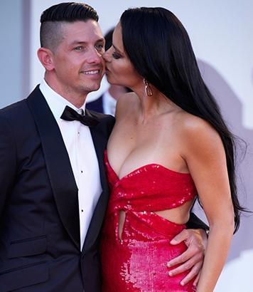 SEVGİLİSİNİ ÖPÜCÜKLERE BOĞDU SEVGİLİSİNİ ÖPÜCÜKLERE BOĞDU