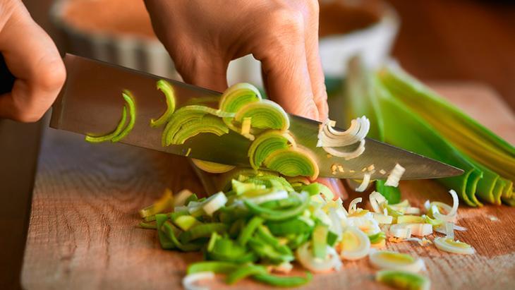 Tembel bağırsakları çalıştırmanın sırrı onda saklı: Pırasa salatası