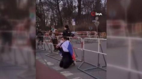 DİZ ÇÖKÜP ÖZÜR DİLERDİ