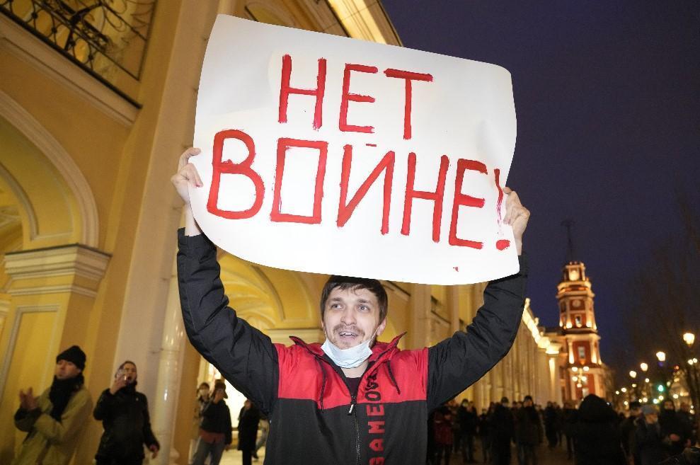 Dünya Rusyanın Ukrayna işgaline kilitlendi Savaşa hayır gösterileri