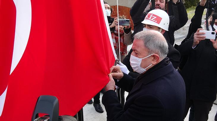 Çanakkale Deniz Zaferinin 107. yılında altın madalyalı Türk bayrağı göndere çekildi