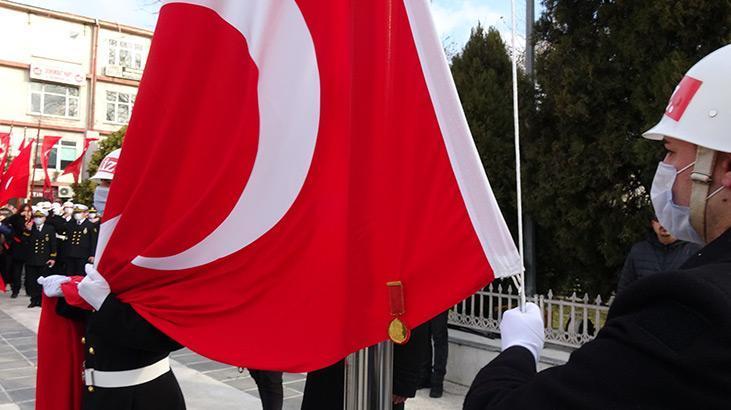 Çanakkale Deniz Zaferinin 107. yılında altın madalyalı Türk bayrağı göndere çekildi