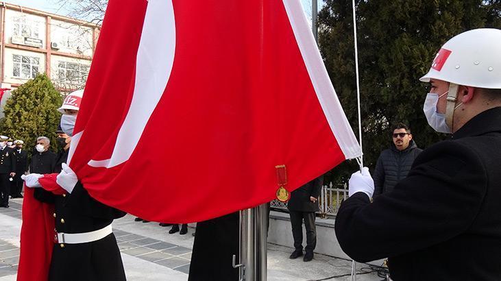 Çanakkale Deniz Zaferinin 107. yılında altın madalyalı Türk bayrağı göndere çekildi