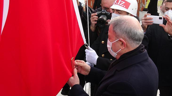 Çanakkale Deniz Zaferinin 107. yılında altın madalyalı Türk bayrağı göndere çekildi