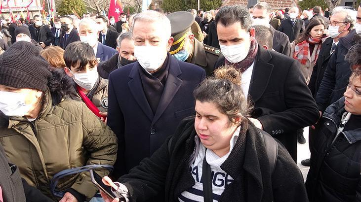 Çanakkale Deniz Zaferinin 107. yılında altın madalyalı Türk bayrağı göndere çekildi