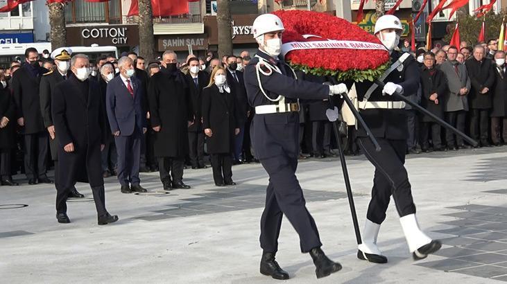 Çanakkale Deniz Zaferinin 107. yılında altın madalyalı Türk bayrağı göndere çekildi