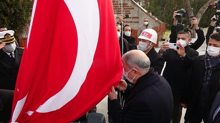 Çanakkale Deniz Zaferinin 107. yılında altın madalyalı Türk bayrağı göndere çekildi