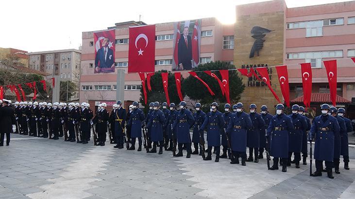 Çanakkale Deniz Zaferinin 107. yılında altın madalyalı Türk bayrağı göndere çekildi