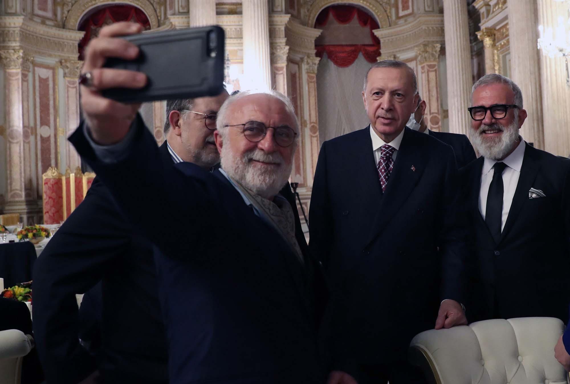 Cumhurbaşkanı Erdoğan sanatçılarla iftar programında buluştu