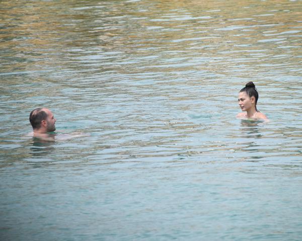 Demet Özdemir, Hazal Kaya ve Selin Şekerci ile sezonu Çeşmede açtı