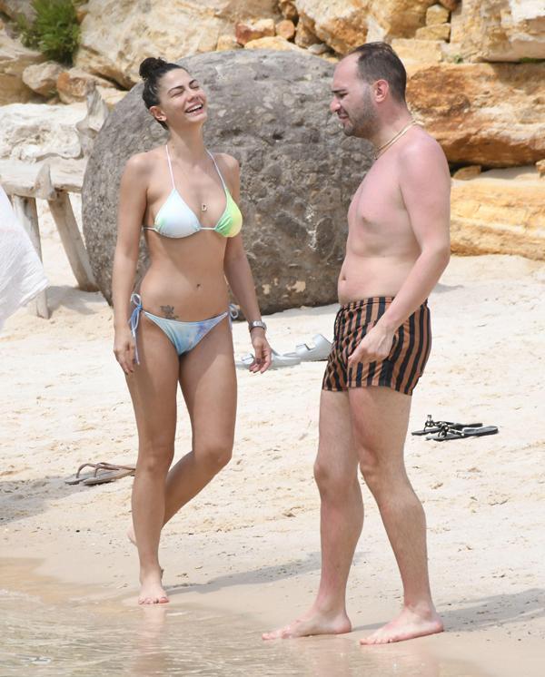 Demet Özdemir, Hazal Kaya ve Selin Şekerci ile sezonu Çeşmede açtı