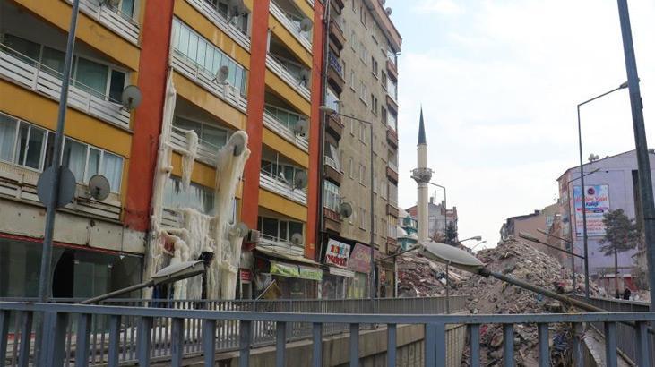 Bu Görüntüler Deprem Bölgesi Malatya'dan! Buz Sarkıtları Binayı Kapladı ...