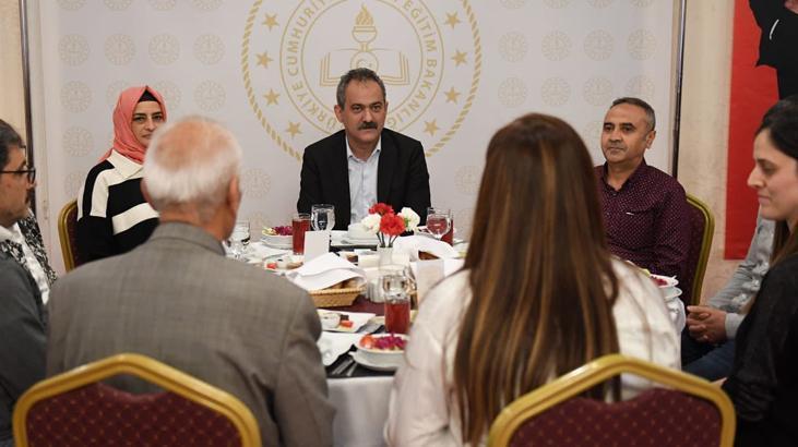 Bakan Özer, iftarda depremzedelerle bir araya geldi - Son Dakika ...