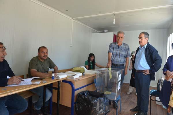 Türkiye sandık başında İşte yurttan seçim manzaraları