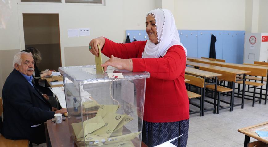 Türkiye sandık başında İşte yurttan seçim manzaraları