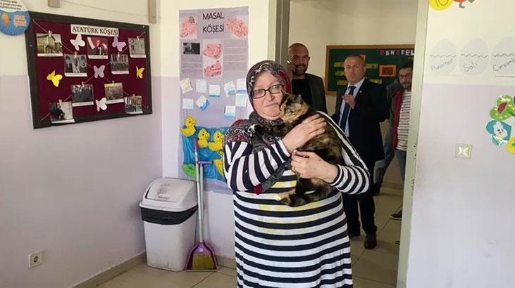 KUCAĞINDA KEDİSİYLE OY KULLANDI