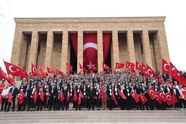 BAKAN KASAPOĞLU’NDAN ANITKABİR’E 19 MAYIS ZİYARETİ