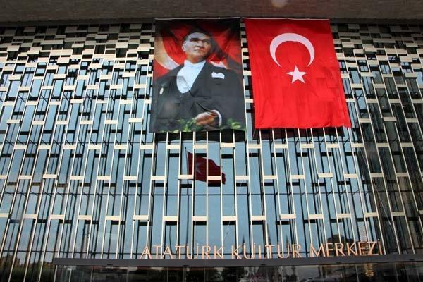 ATATÜRK KÜLTÜR MERKEZİNDE BAYRAM COŞKUSU