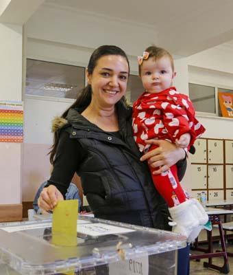 Tüm yurtta ikinci tur heyecanı Sandık başında ilginç anlar Tüm yurtta ikinci tur heyecanı Sandık başında ilginç anlar