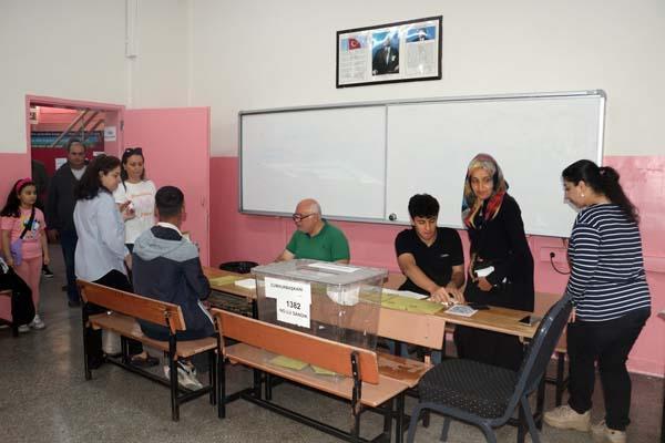 Tüm yurtta ikinci tur heyecanı Sandık başında ilginç anlar Tüm yurtta ikinci tur heyecanı Sandık başında ilginç anlar