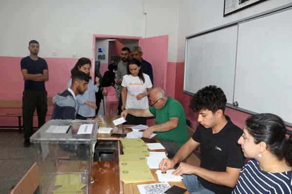 Tüm yurtta ikinci tur heyecanı Sandık başında ilginç anlar Tüm yurtta ikinci tur heyecanı Sandık başında ilginç anlar