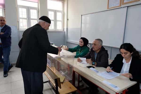 Tüm yurtta ikinci tur heyecanı Sandık başında ilginç anlar Tüm yurtta ikinci tur heyecanı Sandık başında ilginç anlar