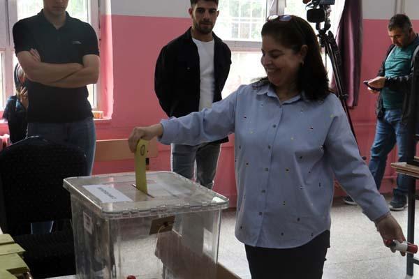 Tüm yurtta ikinci tur heyecanı Sandık başında ilginç anlar Tüm yurtta ikinci tur heyecanı Sandık başında ilginç anlar