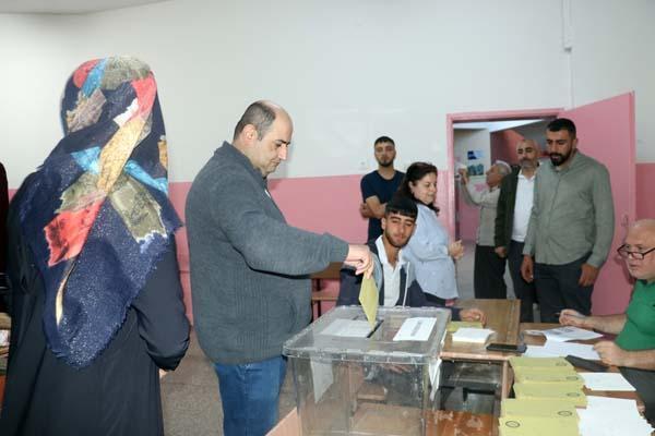 Tüm yurtta ikinci tur heyecanı Sandık başında ilginç anlar Tüm yurtta ikinci tur heyecanı Sandık başında ilginç anlar
