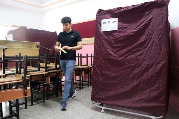 Tüm yurtta ikinci tur heyecanı Sandık başında ilginç anlar Tüm yurtta ikinci tur heyecanı Sandık başında ilginç anlar