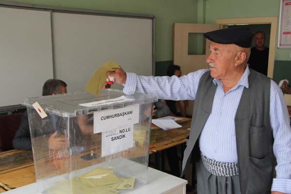 Tüm yurtta ikinci tur heyecanı Sandık başında ilginç anlar Tüm yurtta ikinci tur heyecanı Sandık başında ilginç anlar