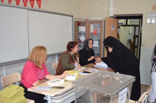 Tüm yurtta ikinci tur heyecanı Sandık başında ilginç anlar Tüm yurtta ikinci tur heyecanı Sandık başında ilginç anlar