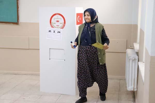 Tüm yurtta ikinci tur heyecanı Sandık başında ilginç anlar Tüm yurtta ikinci tur heyecanı Sandık başında ilginç anlar